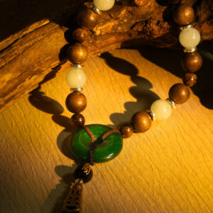 Veiled Radiance Clasping Jade-蟄光扣玉